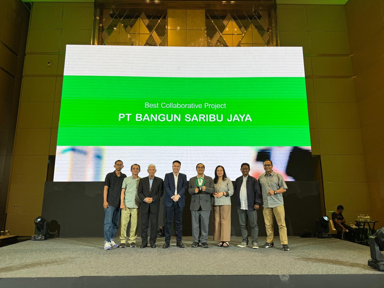 PT Bangun Saribu Jaya receiving the Best Collaborative Project 2025 award